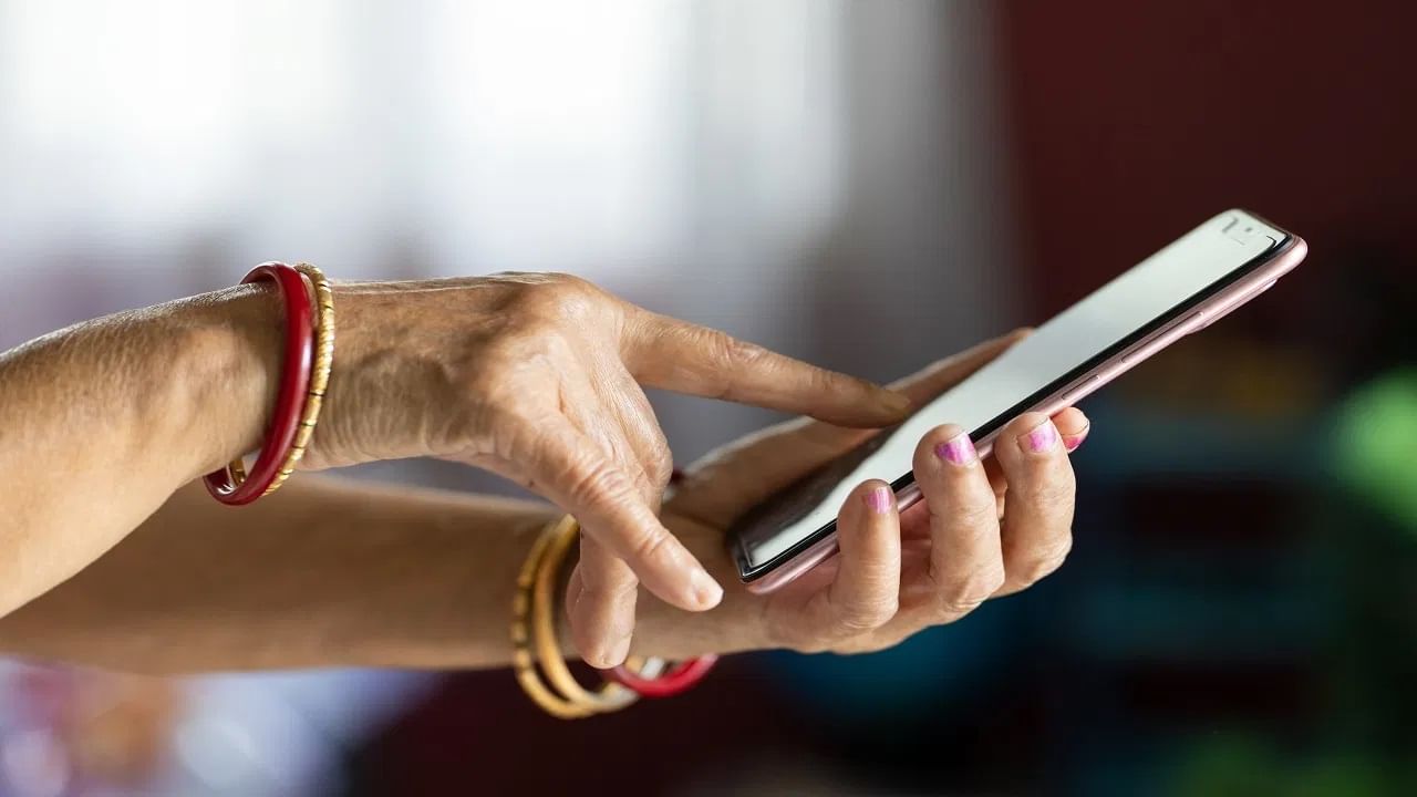 If possible, do not place the smartphone in a place where there is enough sunlight in the house.  Because it may get hotter while charging.  Always keep the phone charging in a shady place.