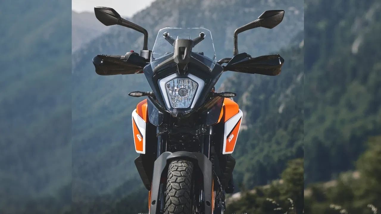 KTM 250 Adventure च्या नवीन मॉडेलची वैशिष्ट्ये पूर्वीसारखीच आहेत. यात एलईडी डीआरएलसह हॅलोजन हेडलाइट, एलईडी टेललाइट आणि एलईडी टर्न इंडिकेटर यांसारखी वैशिष्ट्ये मिळतील. तसेच पूर्ण-डिजिटल एलसीडी इन्स्ट्रुमेंट क्लस्टर देखील आहे. (Photo: KTM)