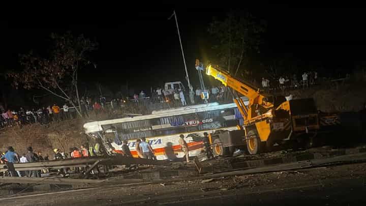 मध्यरात्री काळाचा घाला, कोल्हापूरहून मुंबईला जाणाऱ्या एका खासगी बसचा भीषण अपघात; चौघे ठार तर... मध्यरात्री काळाचा घाला, कोल्हापूरहून मुंबईला जाणाऱ्या एका खासगी बसचा भीषण अपघात; चौघे ठार तर...