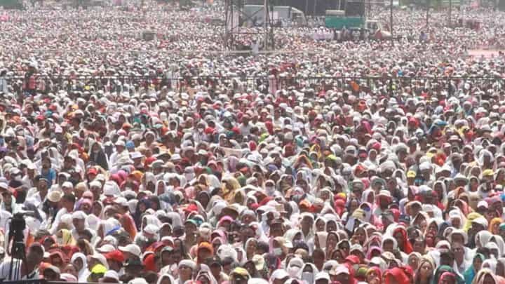 खारघर हत्याकांडावर श्री. फडणवीस आणि त्यांच्या भाजपची संपूर्ण 'तीर्थयात्रा' गप्प का? सामनातून निशाना खारघर हत्याकांडावर श्री. फडणवीस आणि त्यांच्या भाजपची संपूर्ण 'तीर्थयात्रा' गप्प का? सामनातून निशाना