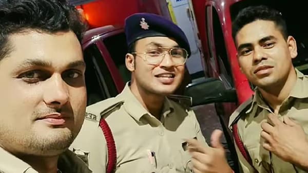 VIDEO | नाईट ड्युटीमध्ये पोलीस रील बनवत होते, दुसऱ्याच क्षणी..., व्हिडीओ झाला व्हायरल