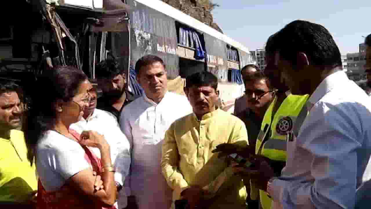 खासगी ट्रॅव्हल्स बसच्या अपघातस्थळाची खासदार सुळेंची पाहणी खासगी ट्रॅव्हल्स बसच्या अपघातस्थळाची खासदार सुळेंची पाहणी