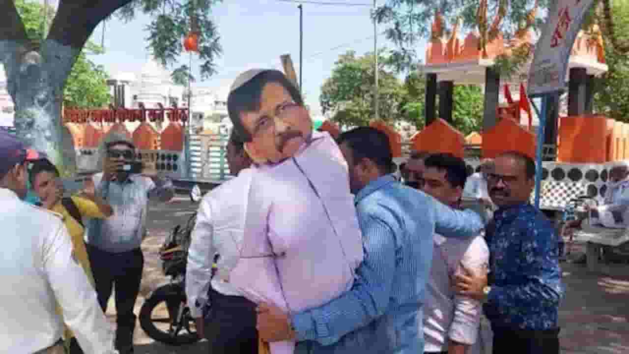 जळगावात मनसे रस्त्यावर, राऊत यांच्या विरोधात आंदोलनाचं नेमकं कारण काय? जळगावात मनसे रस्त्यावर, राऊत यांच्या विरोधात आंदोलनाचं नेमकं कारण काय?