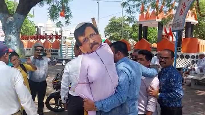 जळगावात मनसे रस्त्यावर, राऊत यांच्या विरोधात आंदोलनाचं नेमकं कारण काय? जळगावात मनसे रस्त्यावर, राऊत यांच्या विरोधात आंदोलनाचं नेमकं कारण काय?