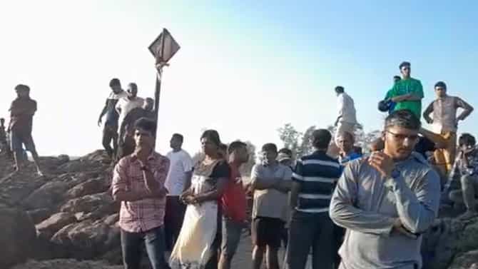 चार तरुण समुद्रात मजा करायला गेले, दोघांचे मृतदेहच बाहेर आले