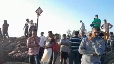 चार तरुण समुद्रात मजा करायला गेले, दोघांचे मृतदेहच बाहेर आले