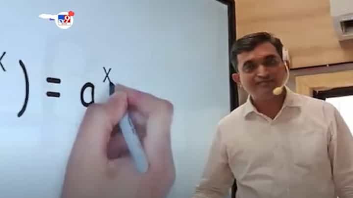 गणित म्हटलं तर मनात धास्ती पण अनोख्या पद्धतीने फॅाम्युले शिकवणाऱ्या 'या' शिक्षकाची होतेय चर्चा गणित म्हटलं तर मनात धास्ती पण अनोख्या पद्धतीने फॅाम्युले शिकवणाऱ्या 'या' शिक्षकाची होतेय चर्चा