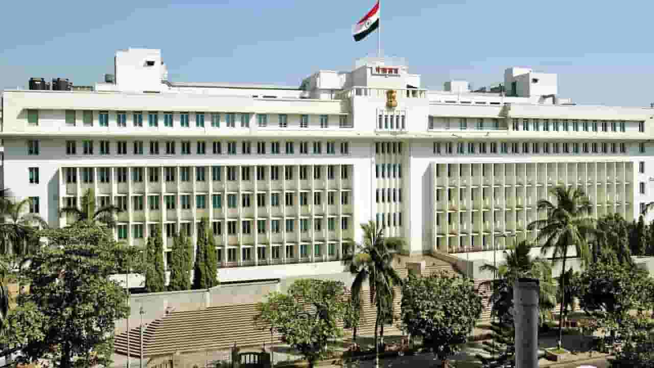 उष्णतेची लाट, पाणीटंचाईवर मात करण्यासाठी मंत्रालयात बैठक उष्णतेची लाट, पाणीटंचाईवर मात करण्यासाठी मंत्रालयात बैठक