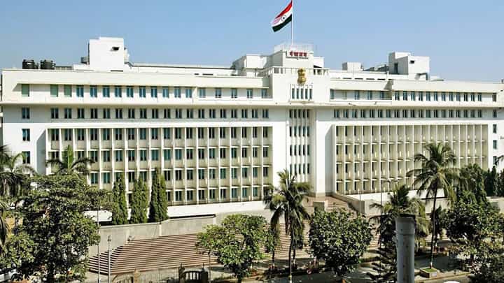 उष्णतेची लाट, पाणीटंचाईवर मात करण्यासाठी मंत्रालयात बैठक उष्णतेची लाट, पाणीटंचाईवर मात करण्यासाठी मंत्रालयात बैठक