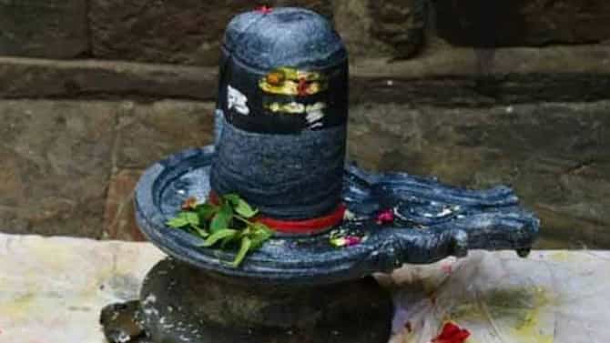 Shiv Puja : शिवलींगावर जलाभिषेक करण्याची ही आहे योग्य पद्धत, होतात सर्व इच्छा पुर्ण