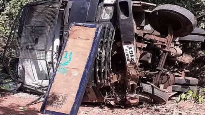 बारसूत बंदोबस्तासाठी निघालेल्या पोलिसांचा अपघात; गाडी उलटली, 17 पोलीस जखमी बारसूत बंदोबस्तासाठी निघालेल्या पोलिसांचा अपघात; गाडी उलटली, 17 पोलीस जखमी