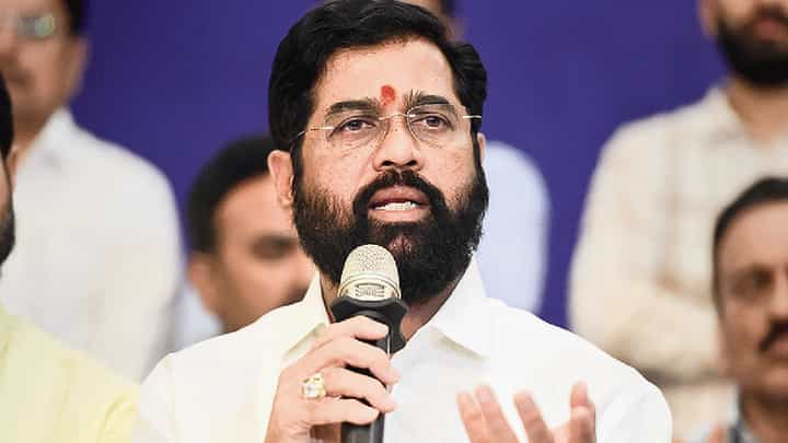 उद्धव ठाकरे यांनी नरेंद्र मोदीबाबत केलेल्या एकेरी उल्लेखावर एकनाथ शिंदे म्हणाले... उद्धव ठाकरे यांनी नरेंद्र मोदीबाबत केलेल्या एकेरी उल्लेखावर एकनाथ शिंदे म्हणाले...