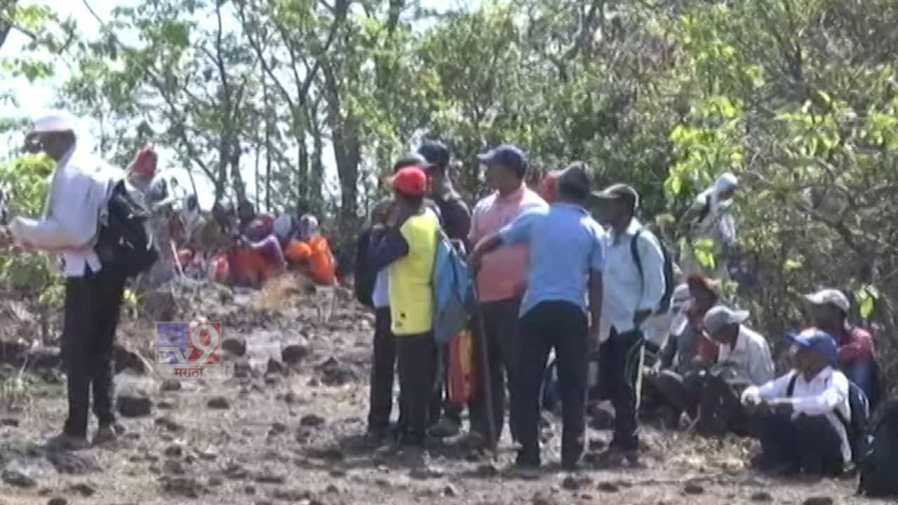 शेकडो रिफायनरी विरोधक बारसुच्या रानमळावर जोरदार घोषणाबाजी, ठिय्या