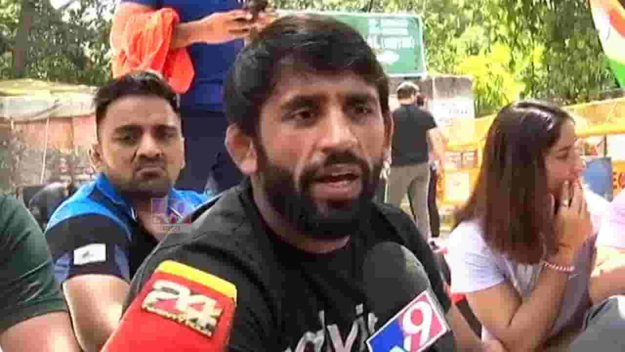 आता लाल माती, मॅट नाही तर जंतरमंतरवर पैलवानांनी ठोकला शड्डू, काय आहे कारण जाणून घ्या... आता लाल माती, मॅट नाही तर जंतरमंतरवर पैलवानांनी ठोकला शड्डू, काय आहे कारण जाणून घ्या...