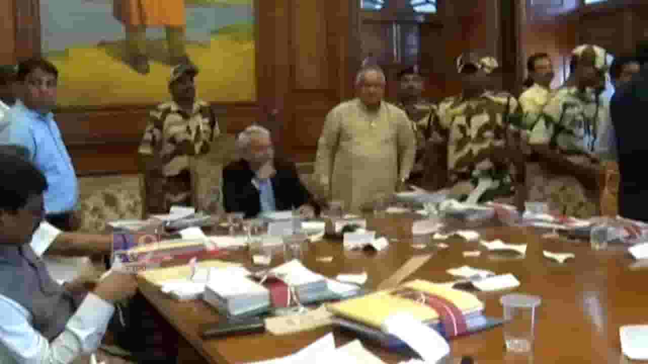 अभाविपचे कार्यकर्ते आक्रमक झाले अन् थेट पुणे विद्यापीठात घुसले, राडा करण्याचं कारण काय?