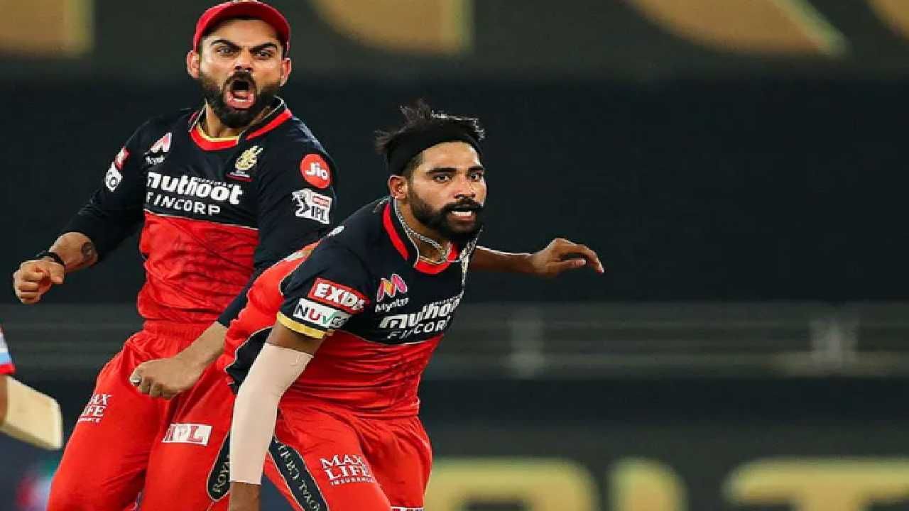 RCB vs RR 2023 : किती तो राग, Mohammed Siraj ची आपल्याच टीमच्या खेळाडूला शिवीगाळ, VIDEO Viral