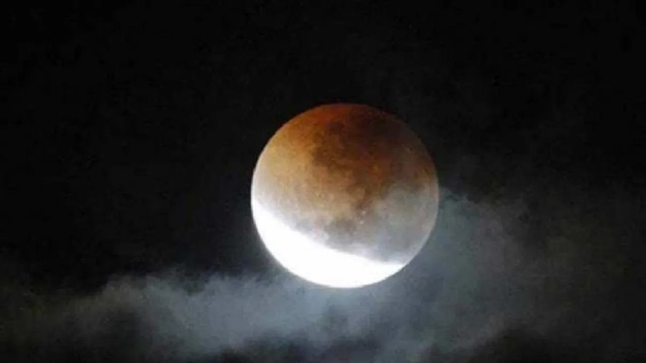 तूळ राशीत 5 मे 2023 रोजी छायाकल्प चंद्रग्रहण; राशींवरील परिणाम, सूतक कालावधी आणि ग्रहण काळाबात जाणून घ्या तूळ राशीत 5 मे 2023 रोजी छायाकल्प चंद्रग्रहण; राशींवरील परिणाम, सूतक कालावधी आणि ग्रहण काळाबात जाणून घ्या
