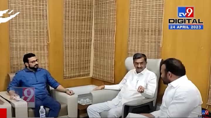 भाजप, शिवसेना आणि राष्ट्रवादीचे नेते कुठं आले एकत्र, काय आहे भेटीमागचं कारण? भाजप, शिवसेना आणि राष्ट्रवादीचे नेते कुठं आले एकत्र, काय आहे भेटीमागचं कारण?