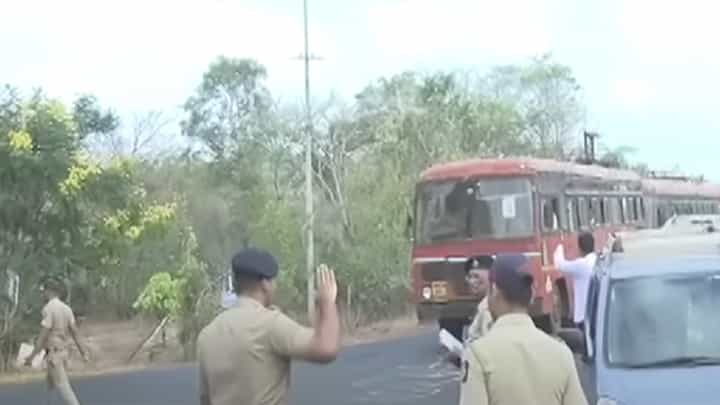 बारसू येथे माध्यमांना अडवणे ही लोकशाहीची गळचेपी, कुणी केली टीका? बारसू येथे माध्यमांना अडवणे ही लोकशाहीची गळचेपी, कुणी केली टीका?