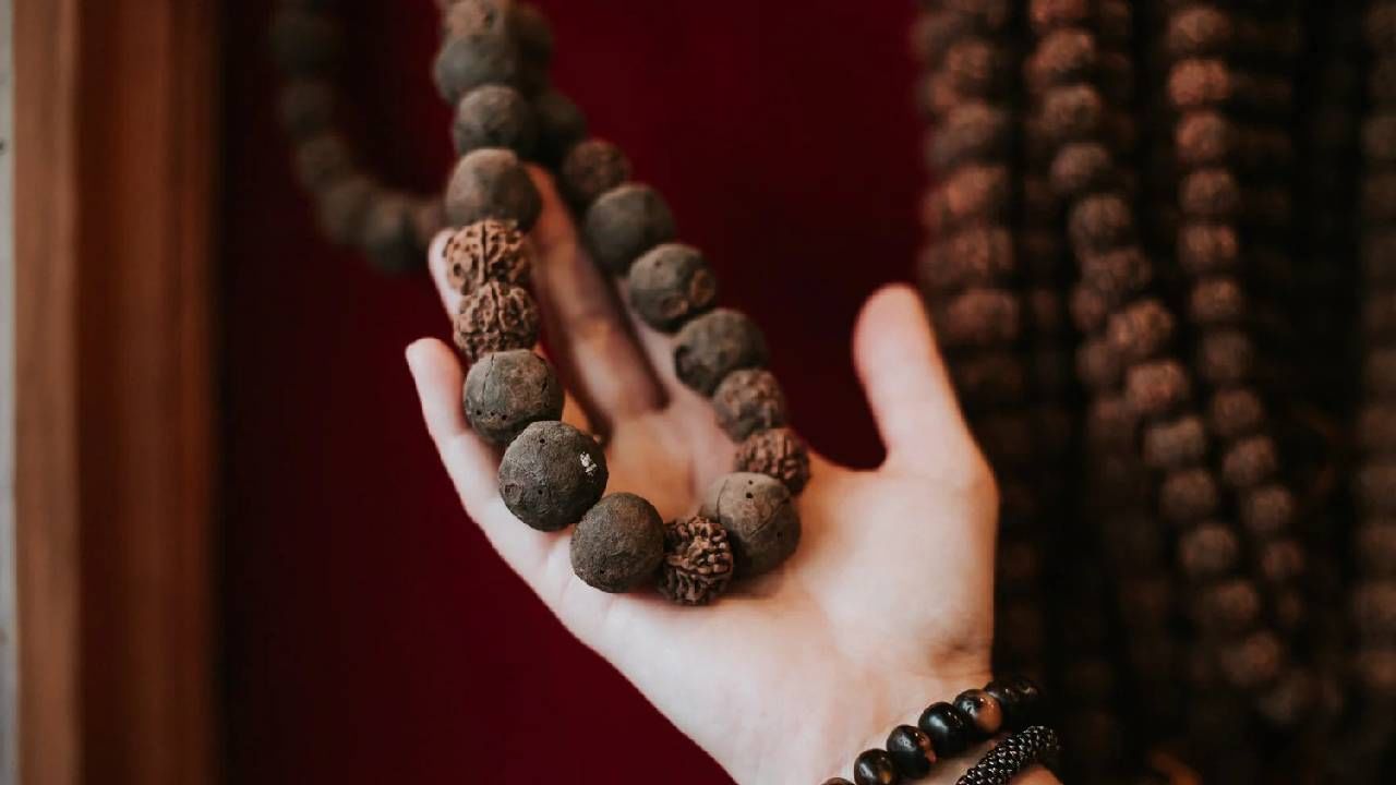 Rudhraksha Rules : रूद्राक्ष धारण करण्याचे आहेत अनेक फायदे, काय आहेत या संबंधीत नियम Rudhraksha Rules : रूद्राक्ष धारण करण्याचे आहेत अनेक फायदे, काय आहेत या संबंधीत नियम