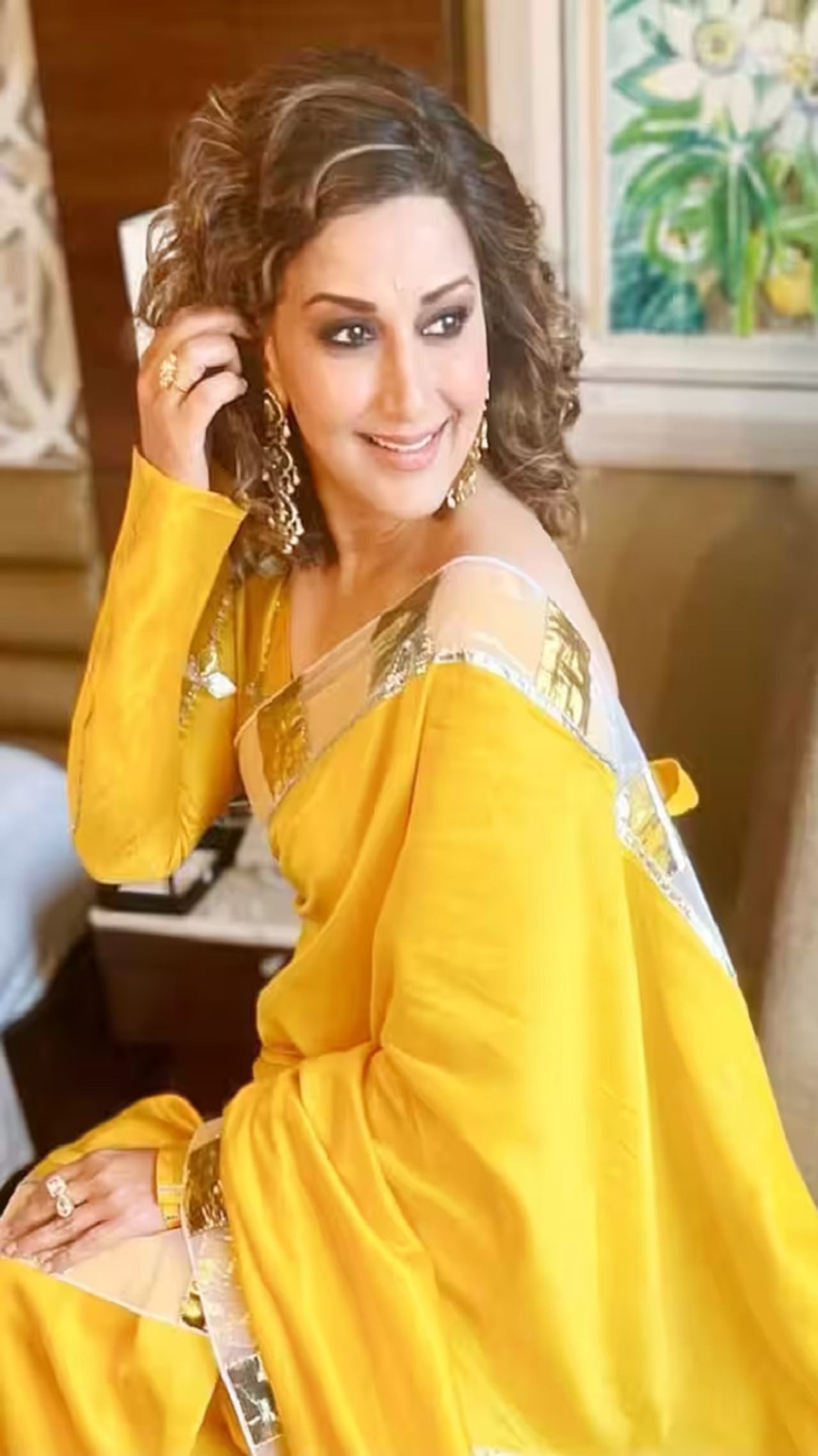  एक काळ असा होता जेव्हा सर्वत्र अभिनेत्री सोनाली बेंद्रे (sonali bendre) हिच्या सौंदर्याची आणि अभिनयाची चर्चा होती. 