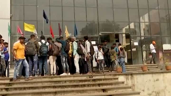 ना मेल किंवा मेसेज, माहिती न देताच घेतली परिक्षा?; कुठं झाला हा सावळा गोंधळ? ना मेल किंवा मेसेज, माहिती न देताच घेतली परिक्षा?; कुठं झाला हा सावळा गोंधळ?