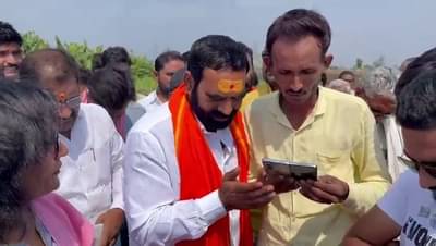 शेतकऱ्याच्या बांधावरून थेट संतोष बांगर यांचा मुख्यमंत्र्यांना फोन अन्…