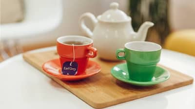 चहा प्यायल्याने माणूस काळा होतो... खरं की खोटं ? तुम्हीच सांगा बरं...