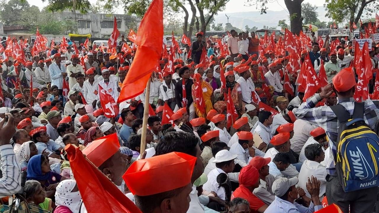 लाल वादळ पुन्हा एकदा रस्त्यावर; आंदोलकांच्या घोषणांनी परिसर दणाणून सोडला