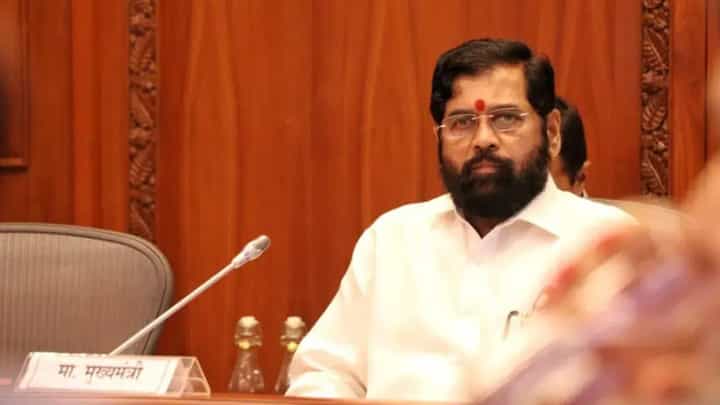 मुख्यमंत्री बदलांच्या चर्चेतच भाजपचा मोठा नेता शिंदेच्या बंगल्यावर, चर्चेला उधाण; काय आहे कारण? मुख्यमंत्री बदलांच्या चर्चेतच भाजपचा मोठा नेता शिंदेच्या बंगल्यावर, चर्चेला उधाण; काय आहे कारण?