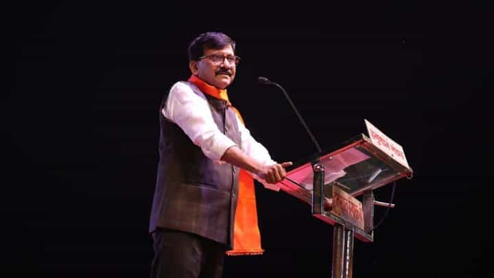 काल संजय राऊतांनी पुतळ्याला हार घातला, आज कारखान्याच्या कामगारांनी शुद्धीकरण केलं काल संजय राऊतांनी पुतळ्याला हार घातला, आज कारखान्याच्या कामगारांनी शुद्धीकरण केलं