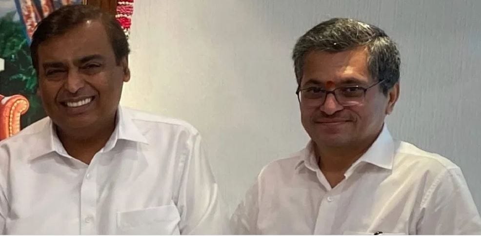 देशातील सर्वात श्रीमंत व्यक्ती मुकेश अंबानी पुन्हा चर्चेत आले आहे. त्यांनी आपल्या कर्मचाऱ्यास 1500 कोटींचे घर भेट म्हणून दिले आहे.