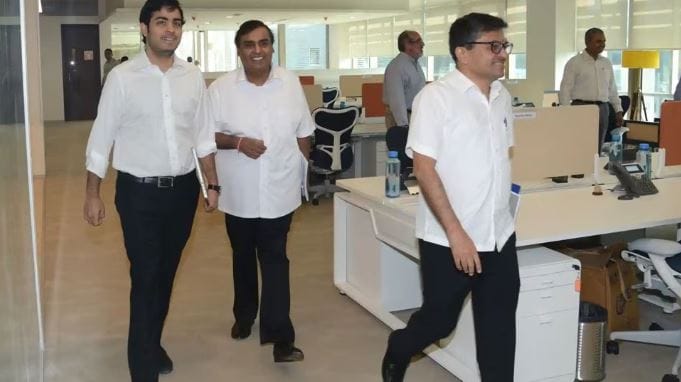 मुकेश अंबानी आहे मनोज मोदी वर्गमित्र आहेत. कॉलेजमध्ये दोघेही एकत्र शिकले आहेत. मुंबई विद्यापीठाच्या केमिकल टेक्नॉलॉजी विभागात कॉलेजच्या दिवसांपासून दोघांची मैत्री आहे.