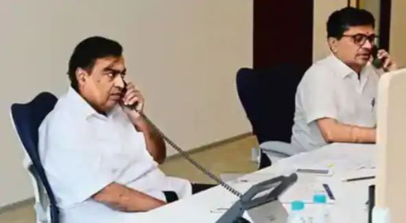 मुकेश अंबानी यांनी मनोज मोदी यांना दिलेले घर मुंबईतील नेपियन सी रोडवर बांधले आहे. नेपियन सी रोड हा मुंबईचा सर्वाग पॉश एरिया आहे. ही इमारत 1.7 लाख स्क्वेअर फूट क्षेत्रात पसरलेली आहे. प्रीमियम ठिकाणी ही 22 मजली इमारत बांधली आहे. घराचा प्रत्येक मजला 8000 स्क्वेअर फूटमध्ये पसरलेला आहे.