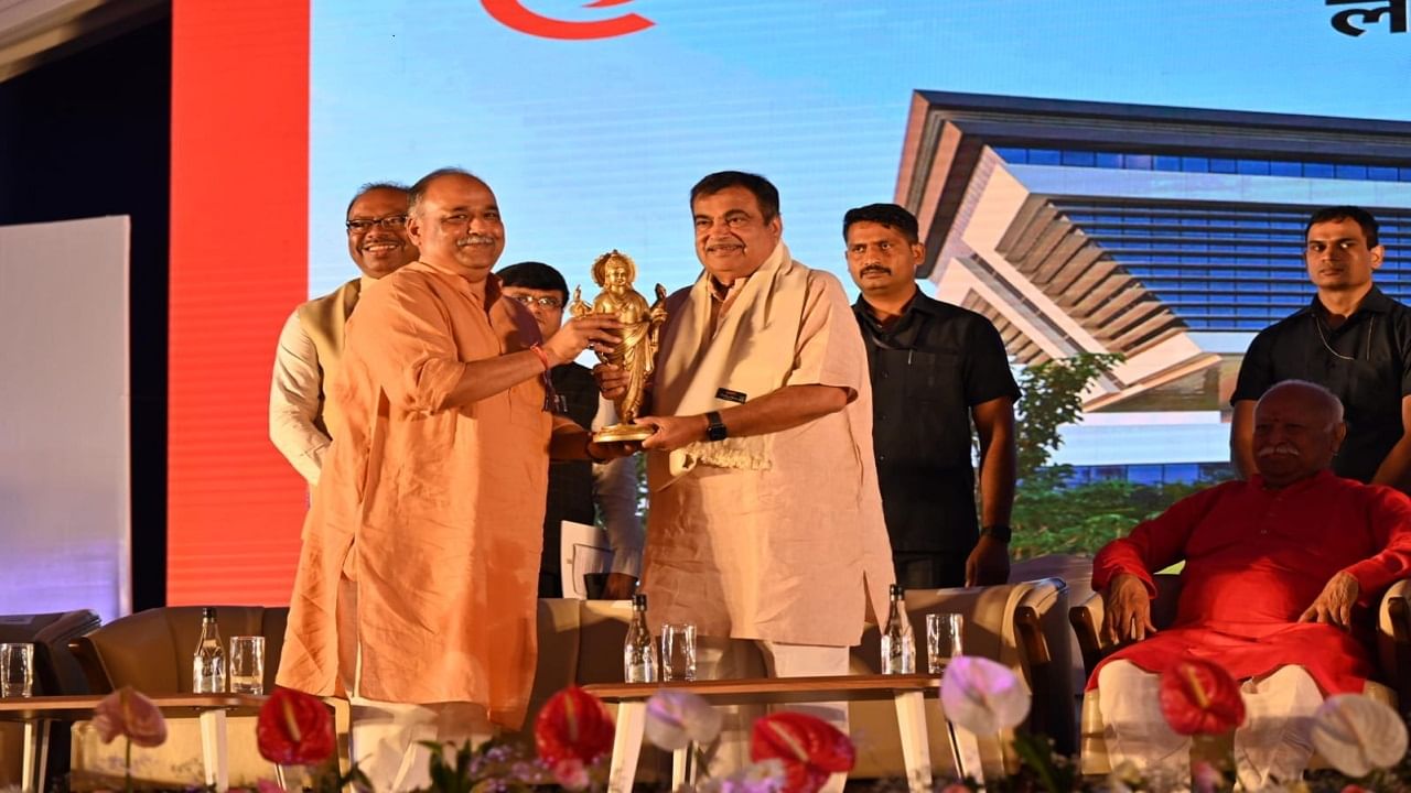 अशा अनेक आरोग्य मंदिरांची राज्याला गरज आहे. या आरोग्य मंदिराला राज्यातील लोकप्रतिनिधी भेट देतील आणि इथला सेवाभाव पाहून प्रभावित होऊन आपापल्या भागात अशी आरोग्य मंदिरे उभारतील अशी अपेक्षा यावेळी व्यक्त केली. येथील डॉक्टर, नर्सेस देवदूताप्रमाणे कार्य करतील असा मला विश्वास आहे. या संस्थाप्रमाणे राज्यातील इतर संस्थांना देखील राज्य शासनाचे पूर्ण सहकार्य राहील अशी ग्वाही मुख्यमंत्र्यांनी दिली.