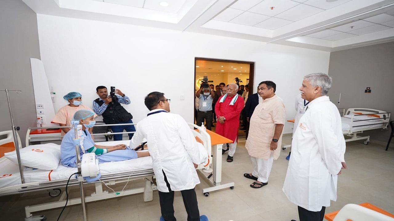 याप्रसंगी केंद्रीय रस्ते वाहतूक व महामार्ग मंत्री नितीन गडकरीजी, उपमुख्यमंत्री देवेंद्र फडणवीस, सरसंघचालक डॉ.मोहन भागवत, विधानसभा अध्यक्ष ऍड.राहुल नार्वेकर, भाजपा महाराष्ट्र प्रदेशाध्यक्ष व आमदार चंद्रशेखर बावनकुळे, नॅशनल कॅन्सर इन्स्टिट्यूटचे अध्यक्ष ॲड.सुनील मनोहर, माजी खासदार तथा उपाध्यक्ष अजय संचेती आदी मान्यवर उपस्थित होते.