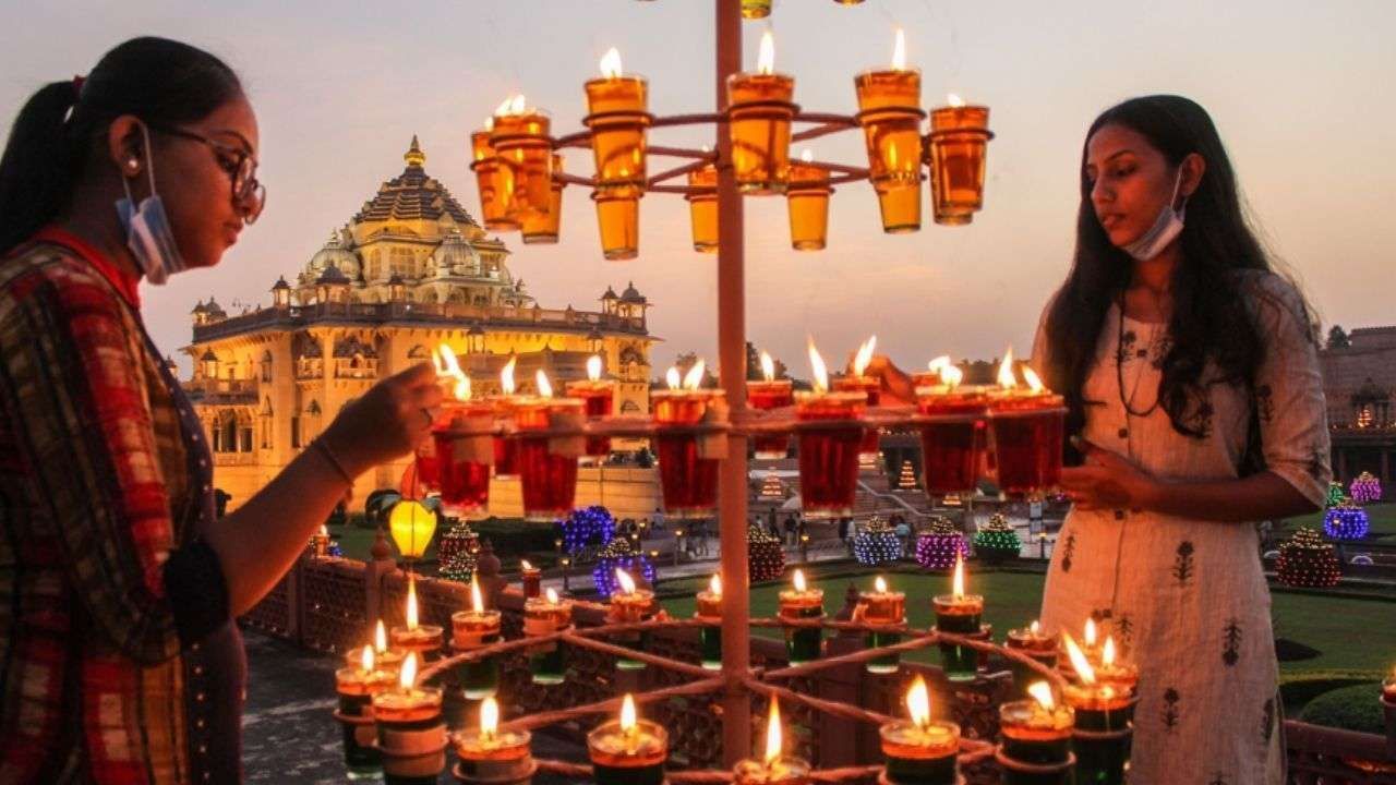 Diwali Holiday: अमेरिकेच्या या राज्यात दिवाळीनिमित्त राष्ट्रीय सुट्टी घोषित Diwali Holiday: अमेरिकेच्या या राज्यात दिवाळीनिमित्त राष्ट्रीय सुट्टी घोषित