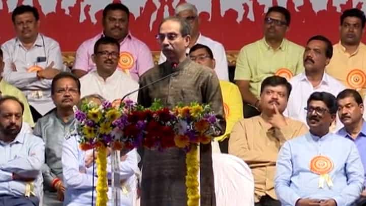दलालांच्या होकाराला नागरिकांचा होकार समजू नका, बारसू मुद्द्यावरून ठाकरे यांचा शिंदे गटावर निशाणा दलालांच्या होकाराला नागरिकांचा होकार समजू नका, बारसू मुद्द्यावरून ठाकरे यांचा शिंदे गटावर निशाणा