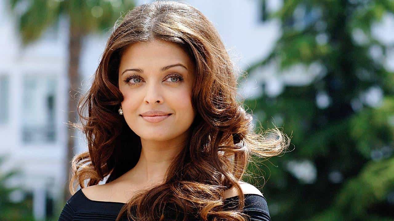बाॅलिवूड अभिनेत्री ऐश्वर्या राय ही गेल्या काही दिवसांपासून चर्चेत आहे. बाॅलिवूड चित्रपटांपासून ऐश्वर्या राय ही दूर आहे. मात्र, साऊथमध्ये ऐश्वर्या राय हिचा जलवा हा बघायला मिळतोय. काही दिवसांपूर्वीच ऐश्वर्या राय हिचा चित्रपट प्रेक्षकांच्या भेटीला आला होता.