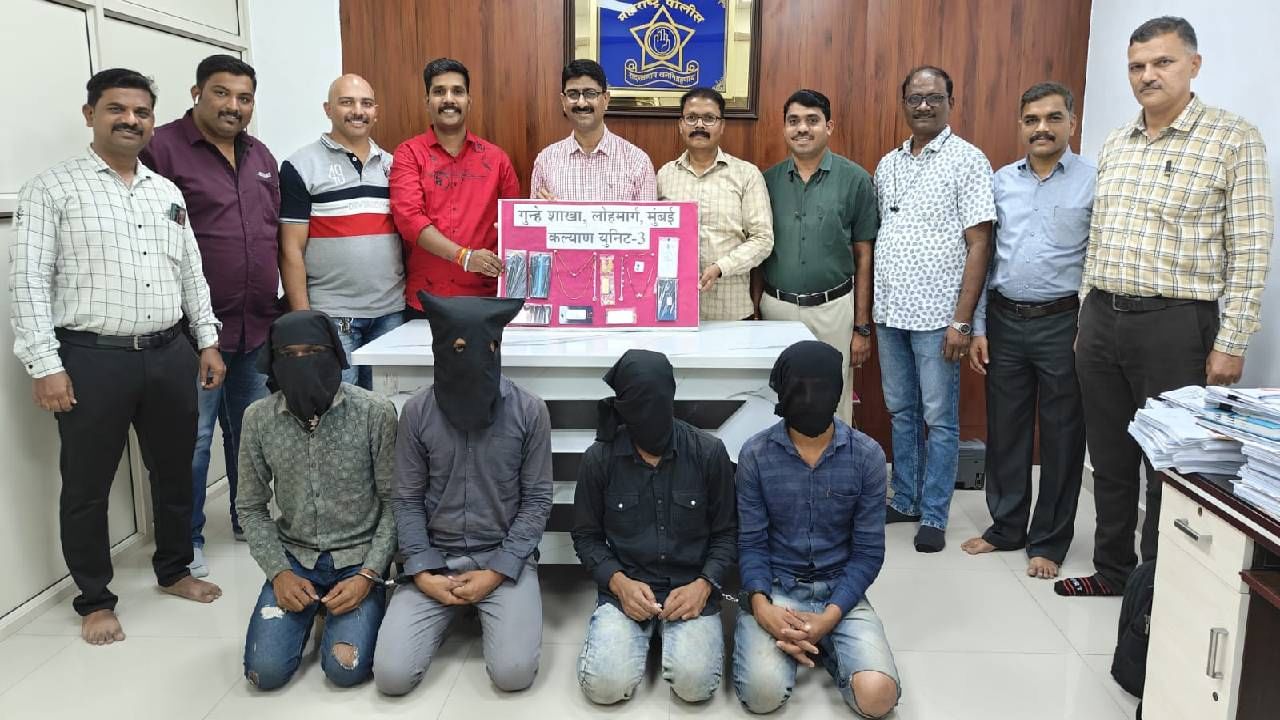 धावत्या एक्सप्रेसमध्ये झोपलेल्या रेल्वे प्रवाशांच्या पर्स, बॅग पळवायचे, पोलिसांनी 'असा' काढला टोळीचा माग धावत्या एक्सप्रेसमध्ये झोपलेल्या रेल्वे प्रवाशांच्या पर्स, बॅग पळवायचे, पोलिसांनी 'असा' काढला टोळीचा माग