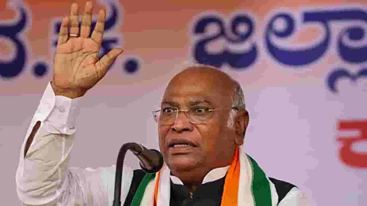विकृत विचारांची मस्ती जात नाही, अशा शब्दात भाजप नेत्याची मल्लिकार्जुन खर्गे यांच्यावर टीका