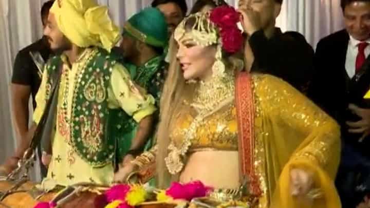 Rakhi Sawant : लग्न भलत्याचं अन् चर्चा राखी सावंतची!; मुंबईतील लग्नात राखी पोहोचली नवरीच्या रूपात Rakhi Sawant : लग्न भलत्याचं अन् चर्चा राखी सावंतची!; मुंबईतील लग्नात राखी पोहोचली नवरीच्या रूपात