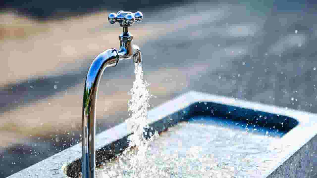 ऐन उन्हाळ्याच्या तोंडावर मुंबईकरांना पाणी कपातीचे संकट, काय आहे कारण? ऐन उन्हाळ्याच्या तोंडावर मुंबईकरांना पाणी कपातीचे संकट, काय आहे कारण?