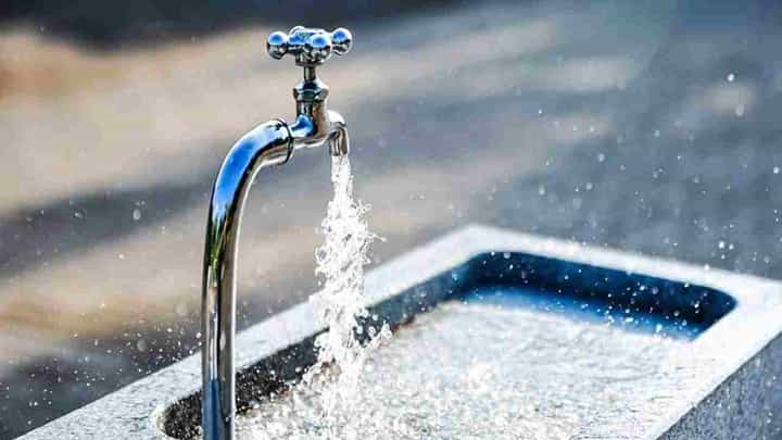 ऐन उन्हाळ्याच्या तोंडावर मुंबईकरांना पाणी कपातीचे संकट, काय आहे कारण? ऐन उन्हाळ्याच्या तोंडावर मुंबईकरांना पाणी कपातीचे संकट, काय आहे कारण?