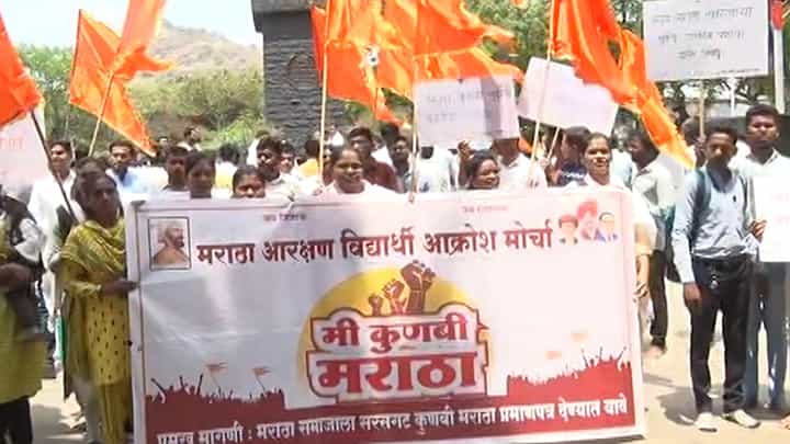 मराठा समाजाचा ओबीसीत समावेश, ओबीसी प्रमाणपत्राच्या मागणी मागणीसाठी संभाजीनगरात विद्यार्थ्यांचं आंदोलन मराठा समाजाचा ओबीसीत समावेश, ओबीसी प्रमाणपत्राच्या मागणी मागणीसाठी संभाजीनगरात विद्यार्थ्यांचं आंदोलन