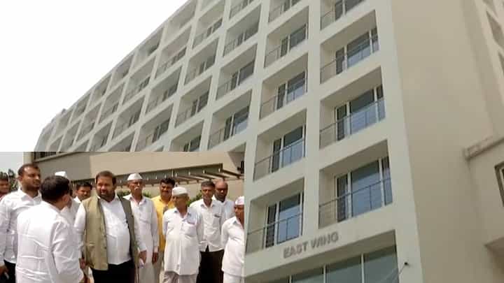 नाशिकमध्ये कृषी उत्पन्न बाजार समितीच्या निवडणुकीचा बाजचं न्यारा; मतदार राजा थेट पंचतारांकित हॉटेलात नाशिकमध्ये कृषी उत्पन्न बाजार समितीच्या निवडणुकीचा बाजचं न्यारा; मतदार राजा थेट पंचतारांकित हॉटेलात