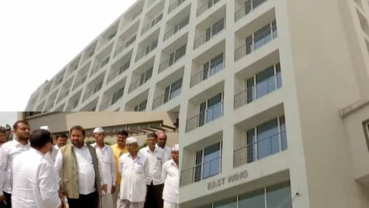 नाशिकमध्ये कृषी उत्पन्न बाजार समितीच्या निवडणुकीचा बाजचं न्यारा; मतदार राजा थेट पंचतारांकित हॉटेलात नाशिकमध्ये कृषी उत्पन्न बाजार समितीच्या निवडणुकीचा बाजचं न्यारा; मतदार राजा थेट पंचतारांकित हॉटेलात