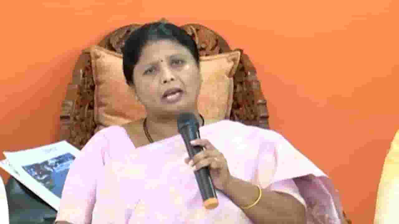 जोडे बनवणारा प्रकल्प बाहेर गेला हे पाप फडणवीस यांचे, सुषमा अंधारे यांची खरमरीत टीका