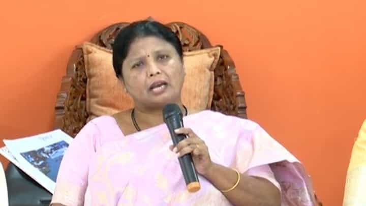 जोडे बनवणारा प्रकल्प बाहेर गेला हे पाप फडणवीस यांचे, सुषमा अंधारे यांची खरमरीत टीका जोडे बनवणारा प्रकल्प बाहेर गेला हे पाप फडणवीस यांचे, सुषमा अंधारे यांची खरमरीत टीका