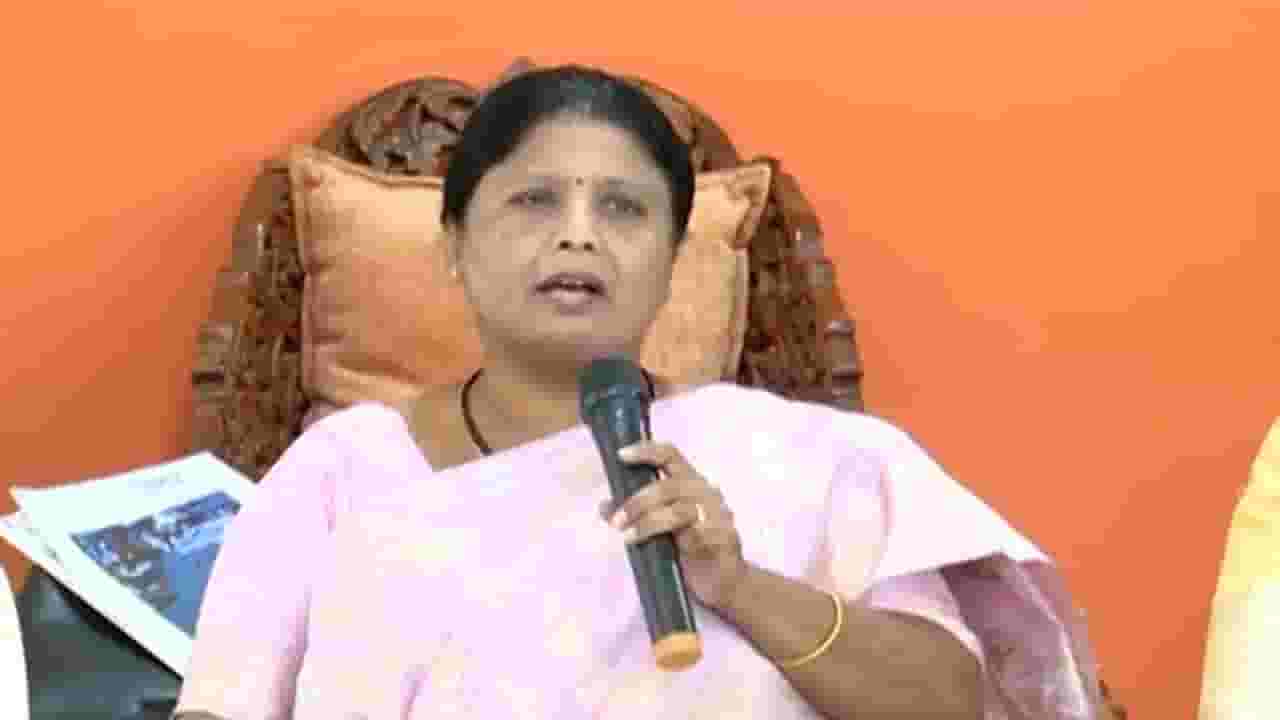 दरे गावात जायला सरळ रस्ता नाही, मात्र मुख्यमंत्र्यांच्या शेतावर हेलिपॅड; अंधारे यांचा शिंदे यांना सवाल दरे गावात जायला सरळ रस्ता नाही, मात्र मुख्यमंत्र्यांच्या शेतावर हेलिपॅड; अंधारे यांचा शिंदे यांना सवाल